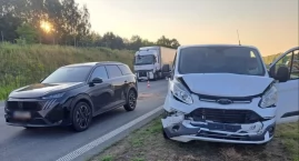Kolizja na S17. Ford uderzył w tył peugeota
