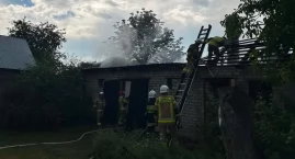 Pożar budynku gospodarczego. W akcji pięć zastępów