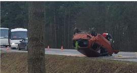 Dachował uciekając kradzionym samochodem – Był pijany