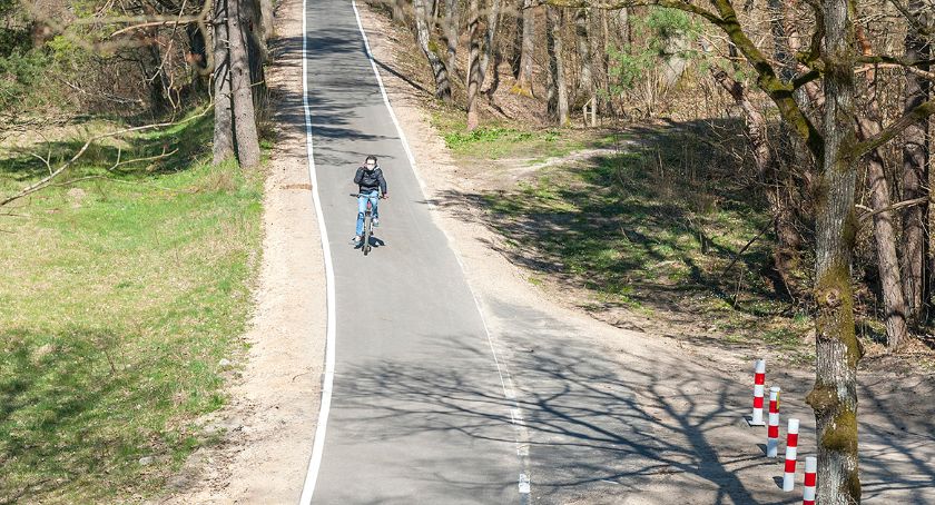 Złe oznakowanie na ścieżce rowerowej na nasypie kolejowym zostanie zmienione