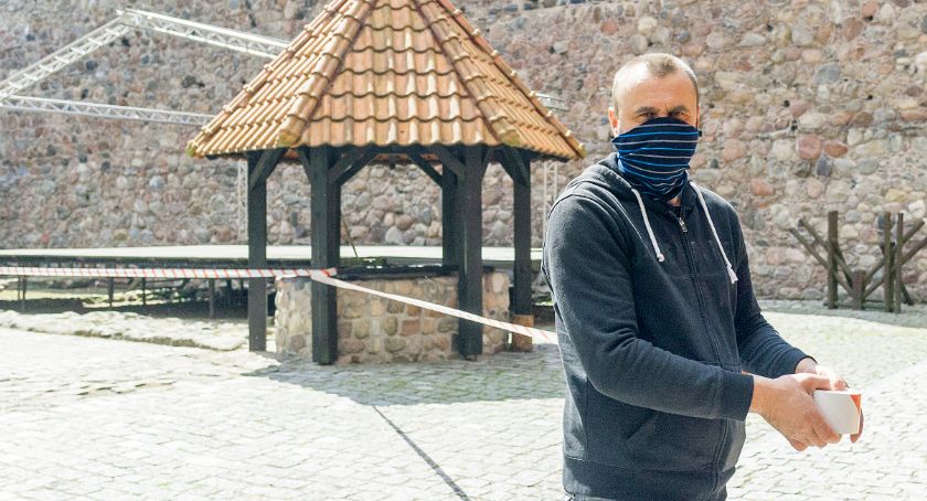 Prace przy scenie na dziedzińcu zamku w Bytowie