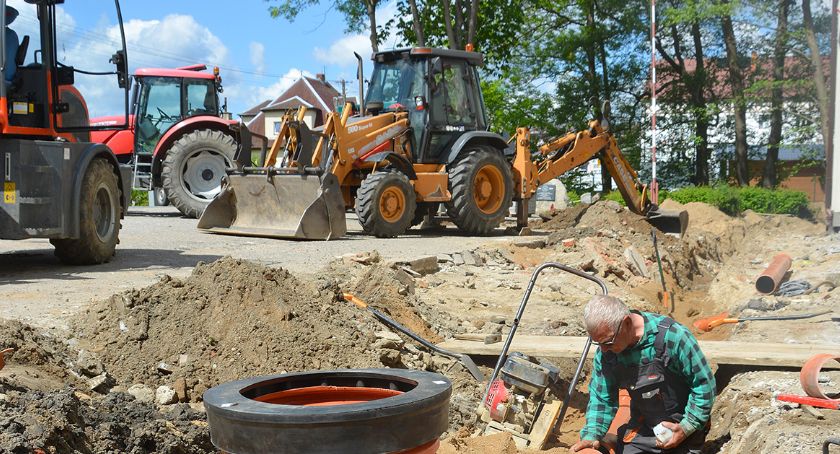 Tuchomie: Remont placu przed remizą strażacką