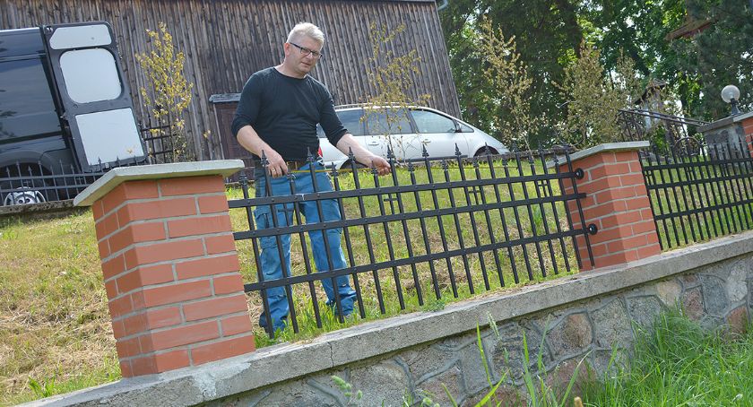 Nowe ogrodzenie kościoła w Ugoszczy