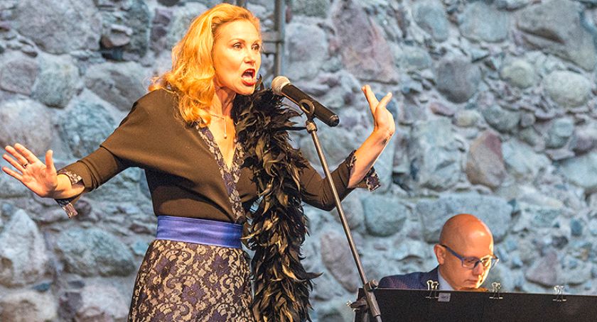 Julita Kożuszek-Borsuk i Przemysław Sysojew-Osiński na zamku w Bytowie
