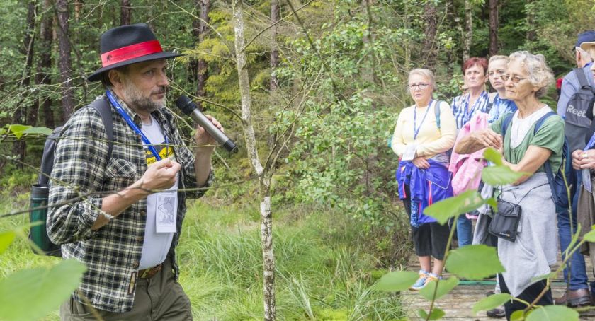 Wędrówka szlakiem „Wśród leśnych jezior i bagien” w Rekowie