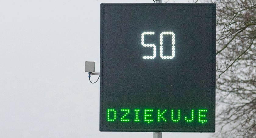 Zniszczona tablica radarowa w Borzytuchomiu