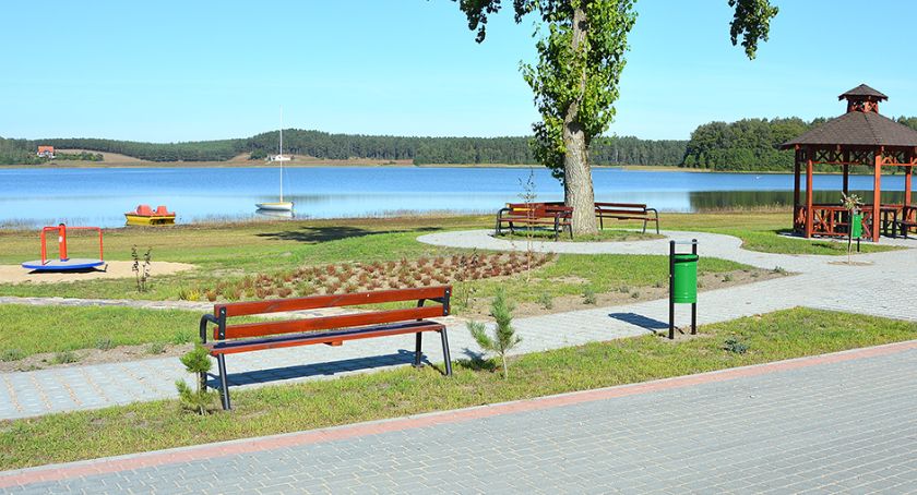 Zagospodarowanie placu nad jeziorem w Kiedrowicach