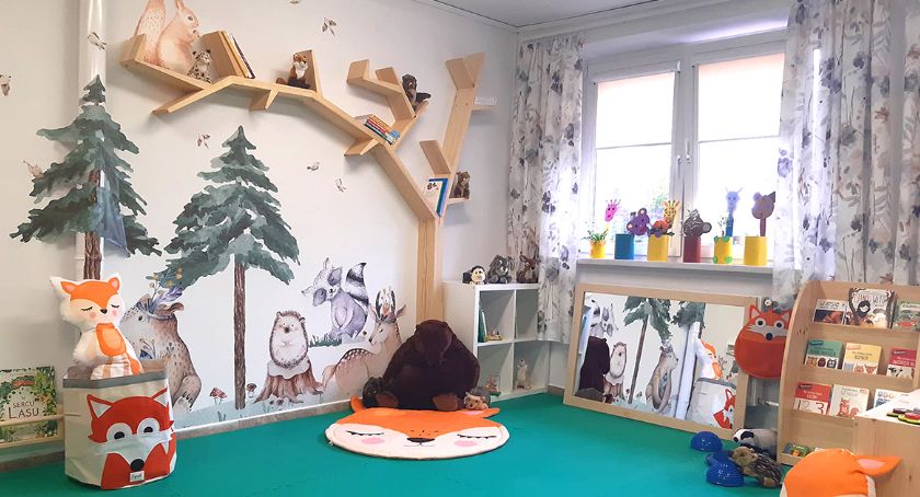 Leśny kącik w bibliotece w Czarnej Dąbrówce