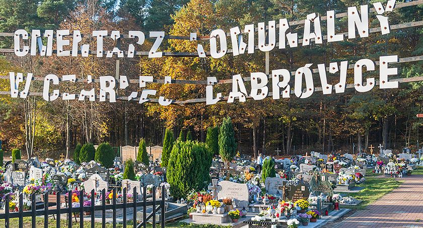 Uszkodzony napis na cmentarzu w Czarnej Dąbrówce