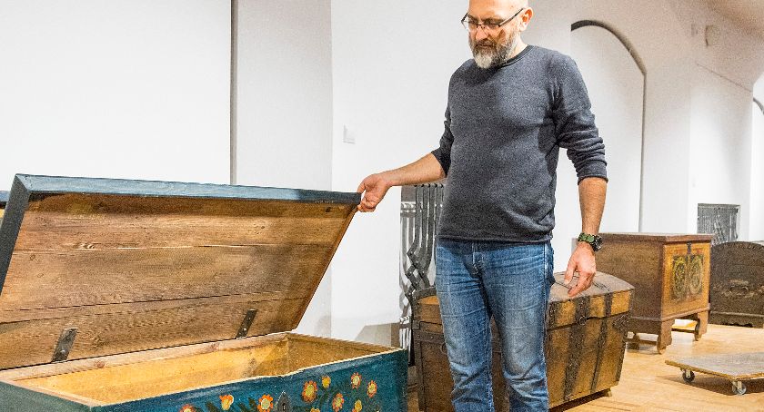 Wystawa ludowych kufrów i skrzyń w Muzeum Zachodniokaszubskim w Bytowie