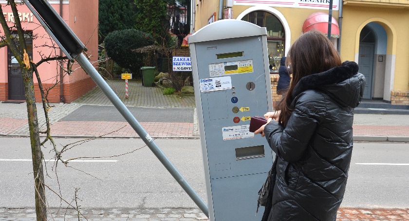 Zniszczone znaki i parkomat. Wypadek na ul. Wojska Polskiego w Bytowie
