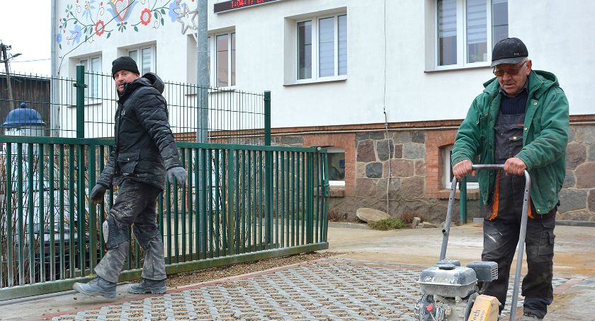 Nowe miejca parkingowe przed Urzędem Gminy w Tuchomiu