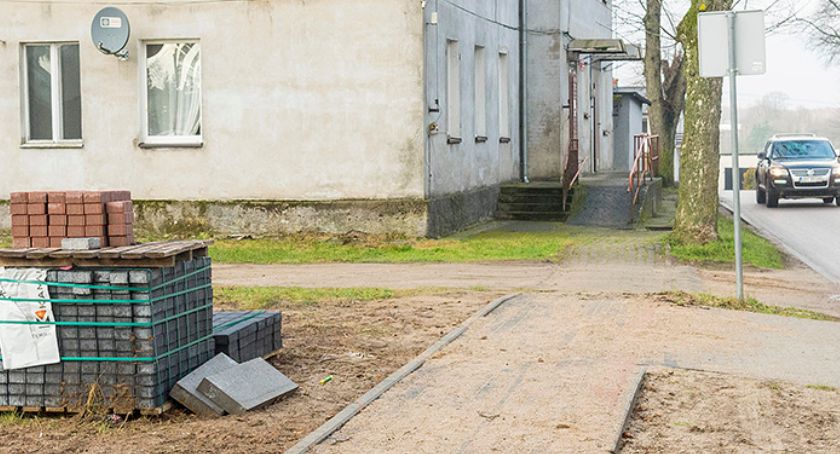 Niedokończony chodnik w Brzeźnie Szlacheckim