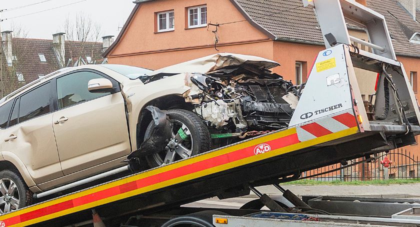 Zmieniła się stawki opłat za holowanie i parking aut powypadkowych