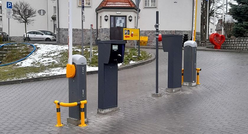 Zmiany na parkingu przy jednym z marketów sieci Biedronka 