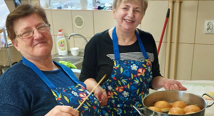 Pączki dla seniorów od pań z KGW „Ugoszczanki”