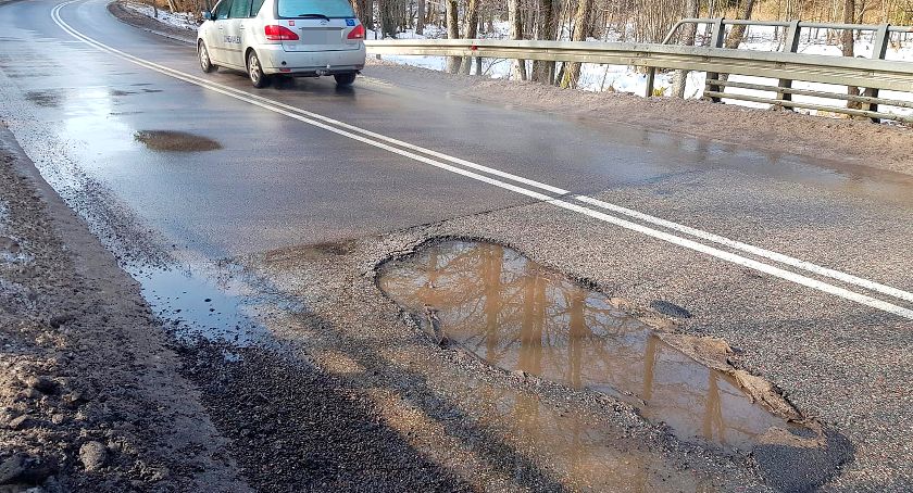 Drogowcy łatają dziury na bytowskich drogach