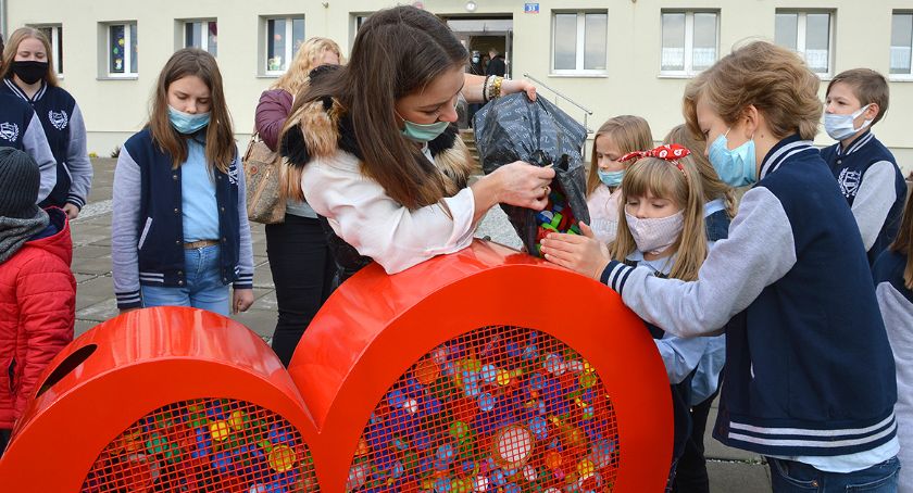 Metalowe pojemniki na nakrętki z bytowskiego Polmoru