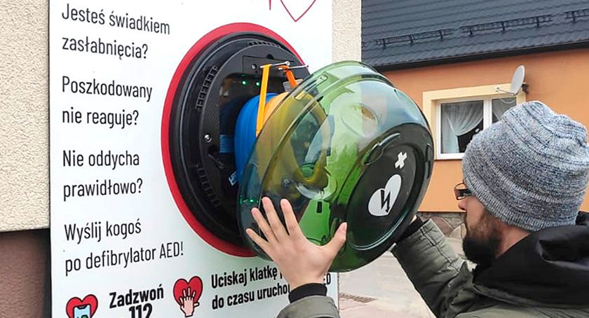 Na ścianie Wiejskiego Domu Kultury w Ugoszczy zawisł defibrylator