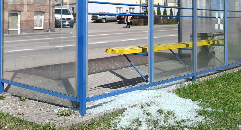 Potłuczone szyby na przystanku przy ul. Kochanowskiego w Bytowie
