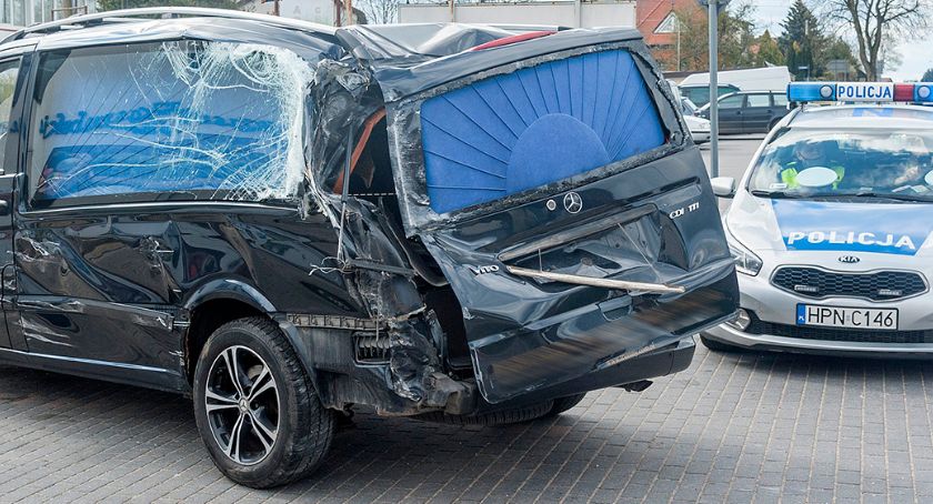 Wypadek w Lipnicy. Trumna wypadła na drogę