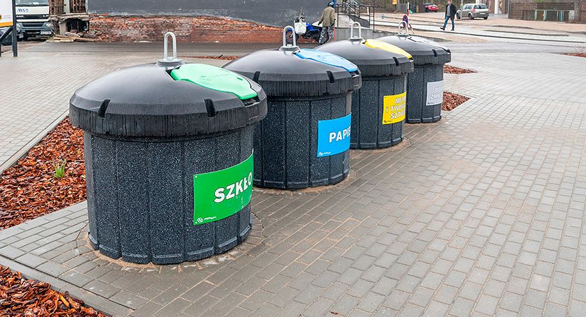 Zamontowano półpodziemne śmietniki na dworcu w Bytowie