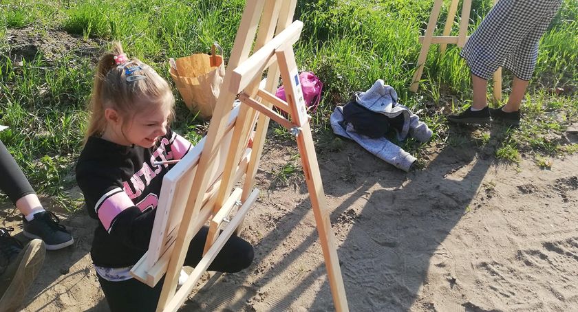 Grupa plastyczna Gwasz malowała w terenie, będą na ścianie