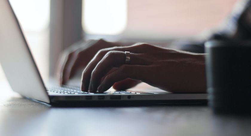 Kredyt gotówkowy online - czy dostaniemy go szybciej niż w placówce?