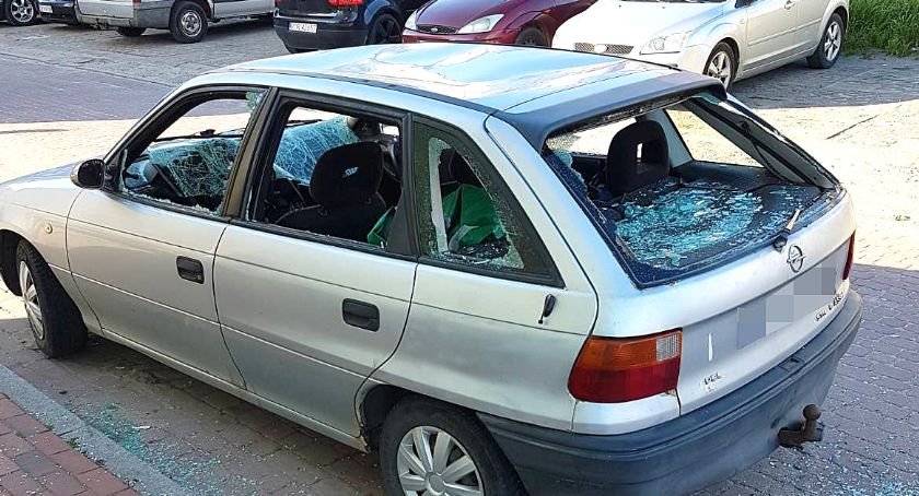 Mężczyźni zdemolowali auto na ul. Kochanowskiego w Bytowie