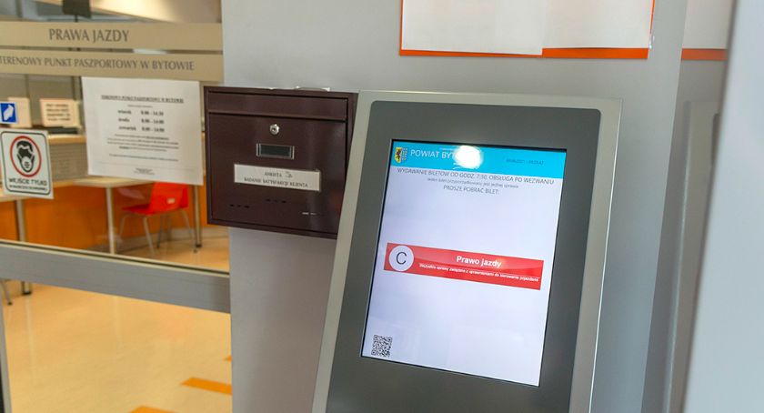 Biletomat znów czynny w wydziale komunikacji i drogownictwa bytowskiego starostwa
