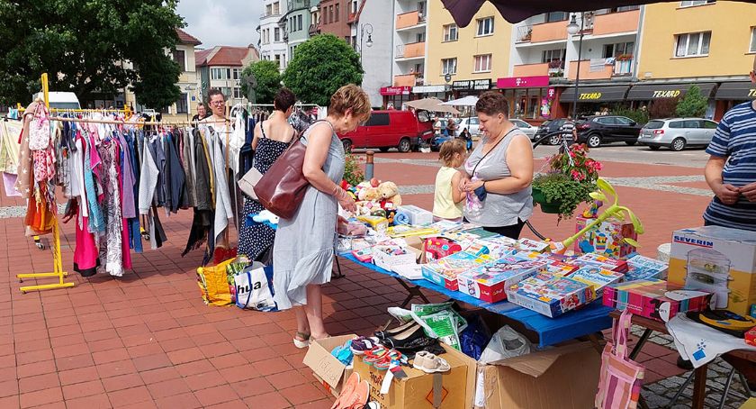 Kiermasz „Otwórz swoją szafę” na bytowskim rynku