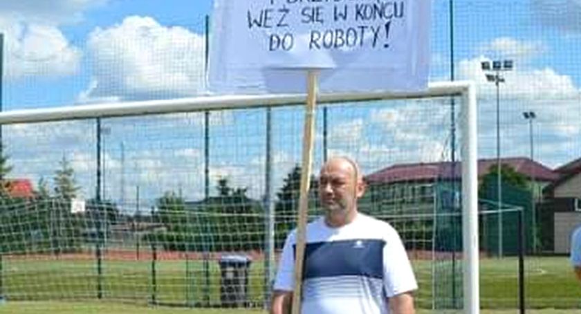 Ścieki zalewają podwórko Bożeny i Jana Mruków z Parchowa