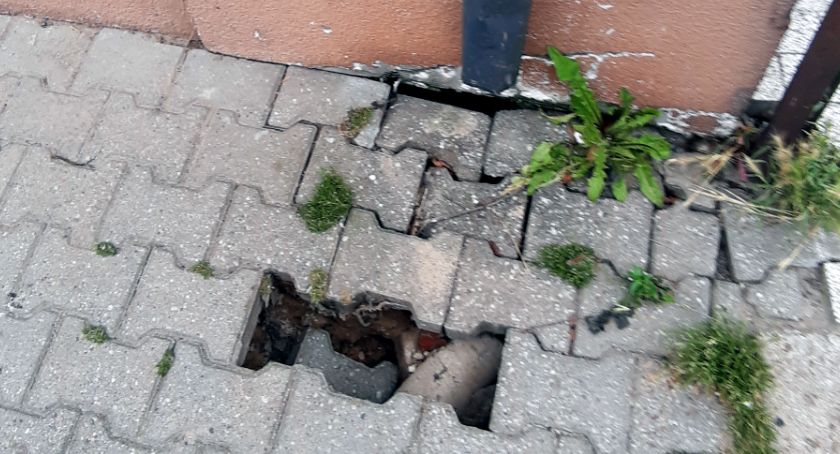 Zapadnięty chodnik w centrum Bytowa