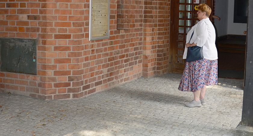 Na dziedzińcu bytowskiego zamku wymieniono posadzkę