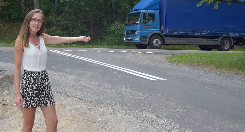 Jak tak można? Zostawiają psy i śmieci przy zjeździe na Ryczyn
