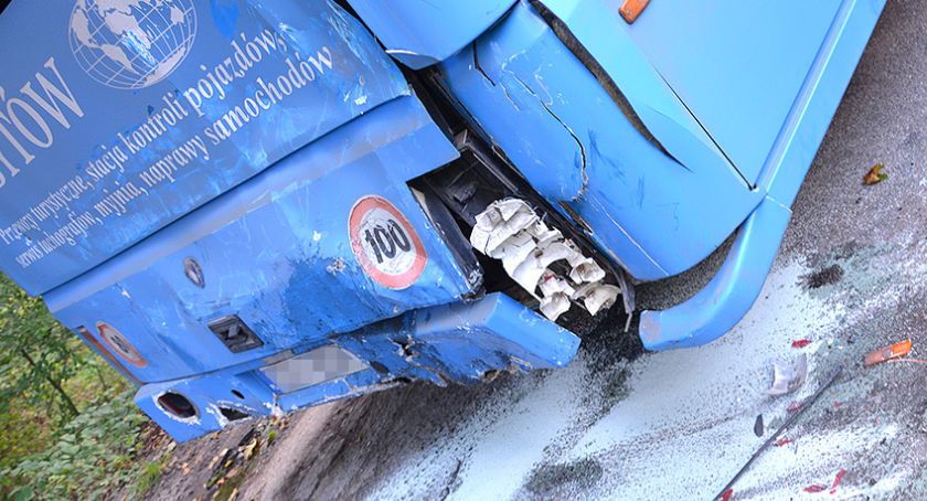 Zderzenie autobusu szkolnego z busem