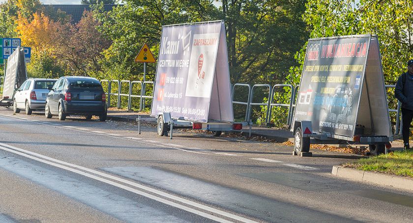 Przyczepki reklamowe na parkingu przy ul. Lęborskiej w Bytowie