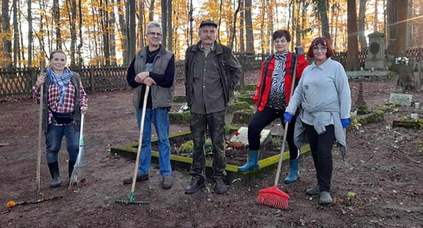 „Kłączynianki” zadbały o groby na cmentarzu leśników w Pysznie