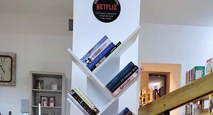 Półka Netfliksa w Bibliotece Miejskiej w Bytowie