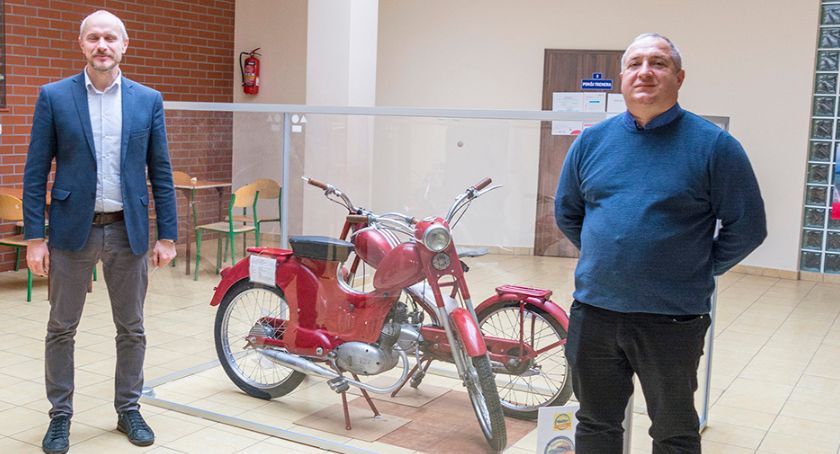 Klasyki motorowerów przy wejściu na salę gimnastyczną Zespołu Szkół Ponadpodstawowych w Bytowie