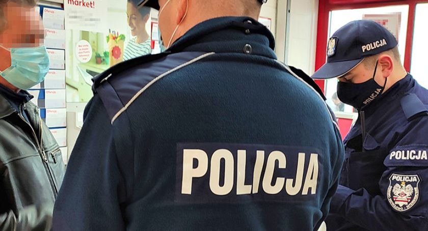 Bytowscy policjanci sprawdzają stosowanie się do obostrzeń