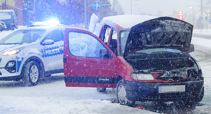Pożar samochodu przy ul. Gdańskiej w Bytowie