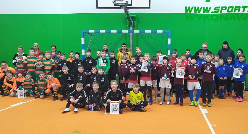 Kaszubia Studzienice zwyciężyła w mikołajkowym turnieju halowej piłki nożnej w Niepoględziu