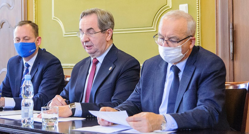 Mniej pieniędzy na naukę języka kaszubskiego. O subwencji w Bytowie mówili poseł Konwiński i senator Lamczyk