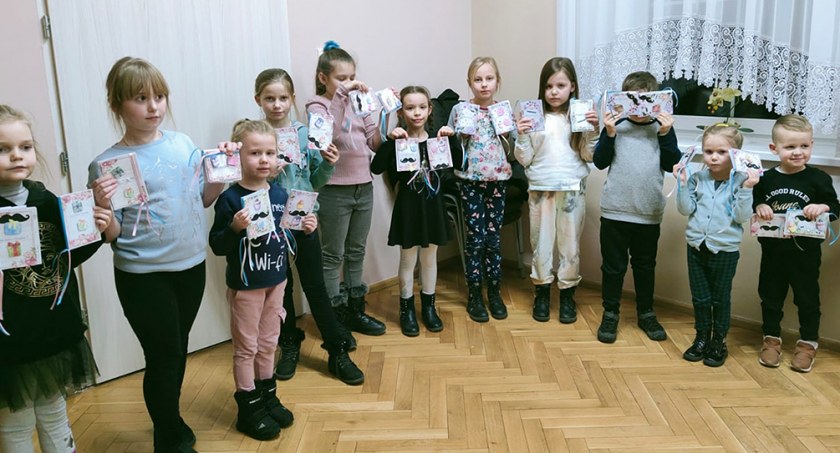 Przygotowywali upominki na Dzień Babci i Dziadka
