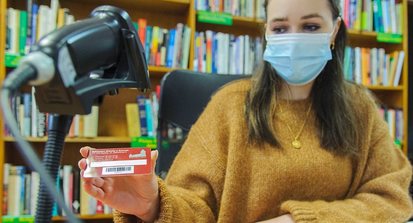 Biblioteka Miejska w Bytowie wprowadziła karty magnetyczne dla czytelników