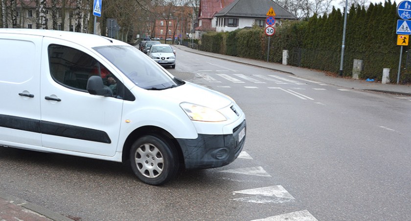 To tylko kwestia czasu, kiedy dojdzie tam do wypadku. Problem z parkingiem wzdłuż ul. Mierosławskiego w Bytowie