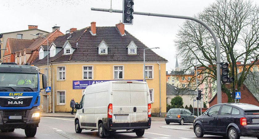 Uszkodzona sygnalizacja świetlna na skrzyżowaniu ulic Sikorskiego i Kochanowskiego w Bytowie