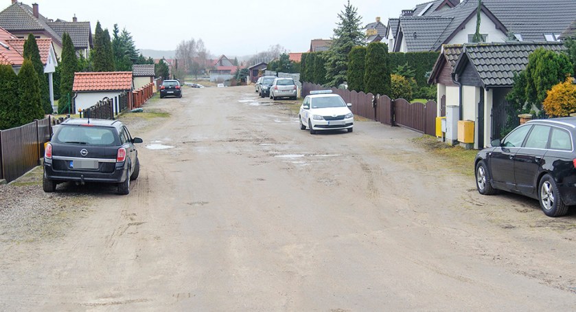 Dziura na dziurze i do tego ciemno. Problem na ul. Piwonii w Bytowie