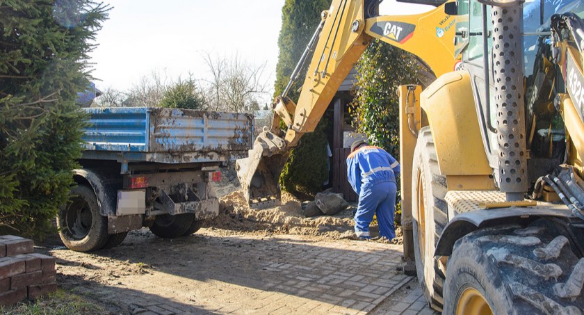Ekipa Wodociągów Miejskich na ulicach Kwiatowej i Makowej w Bytowie